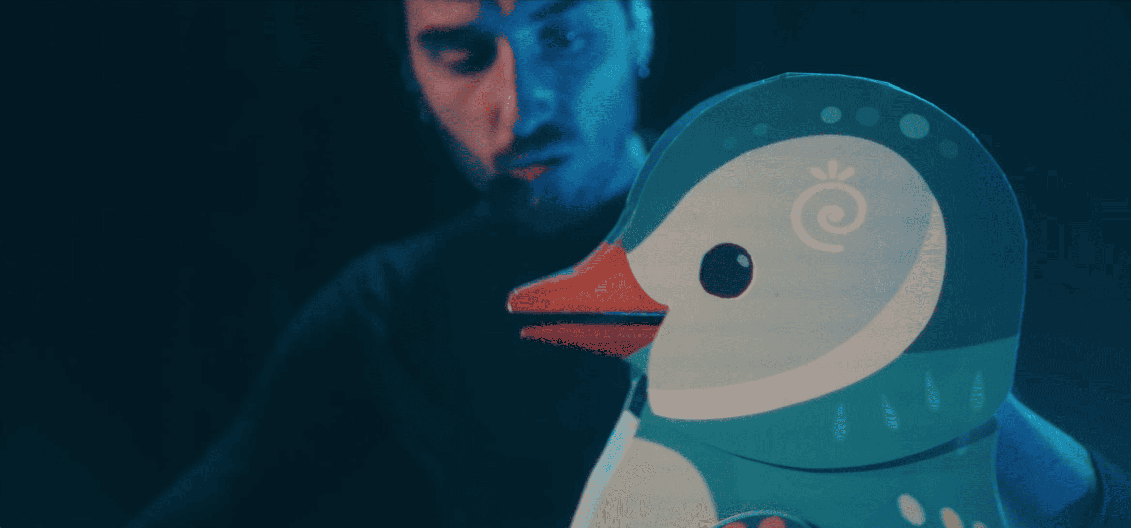 Thomas Pero avec sa marionette pingouin faite de pliages et papier