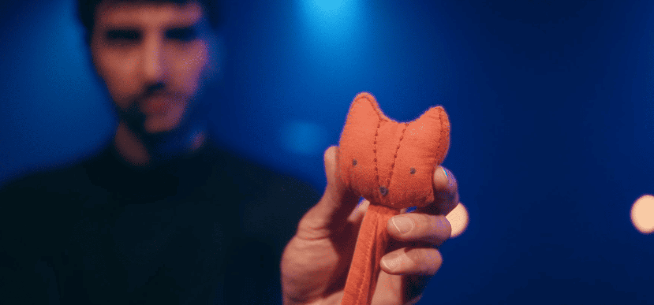 photo du musicien Thomas Pero de la cie la pliure avec le doudou