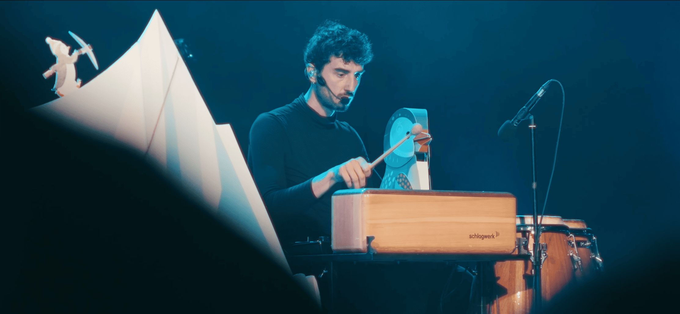 Percussions de Thomas Pero avec sa marionette Pingouin sur le spectacle Mille Voyages